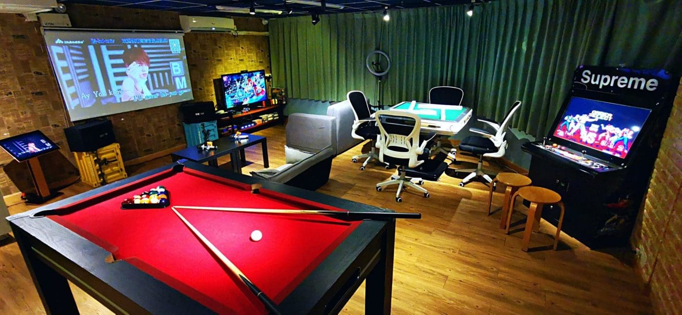 U+Me-MK 旺角 Party Room ，約700呎獨立空間可供包場。場地約可容納30人，啱哂一大班人開Party! 場內有多種娛樂設備包括80"高清投影唱K，桌球，Switch，PS4 VR，麻雀，街機等..