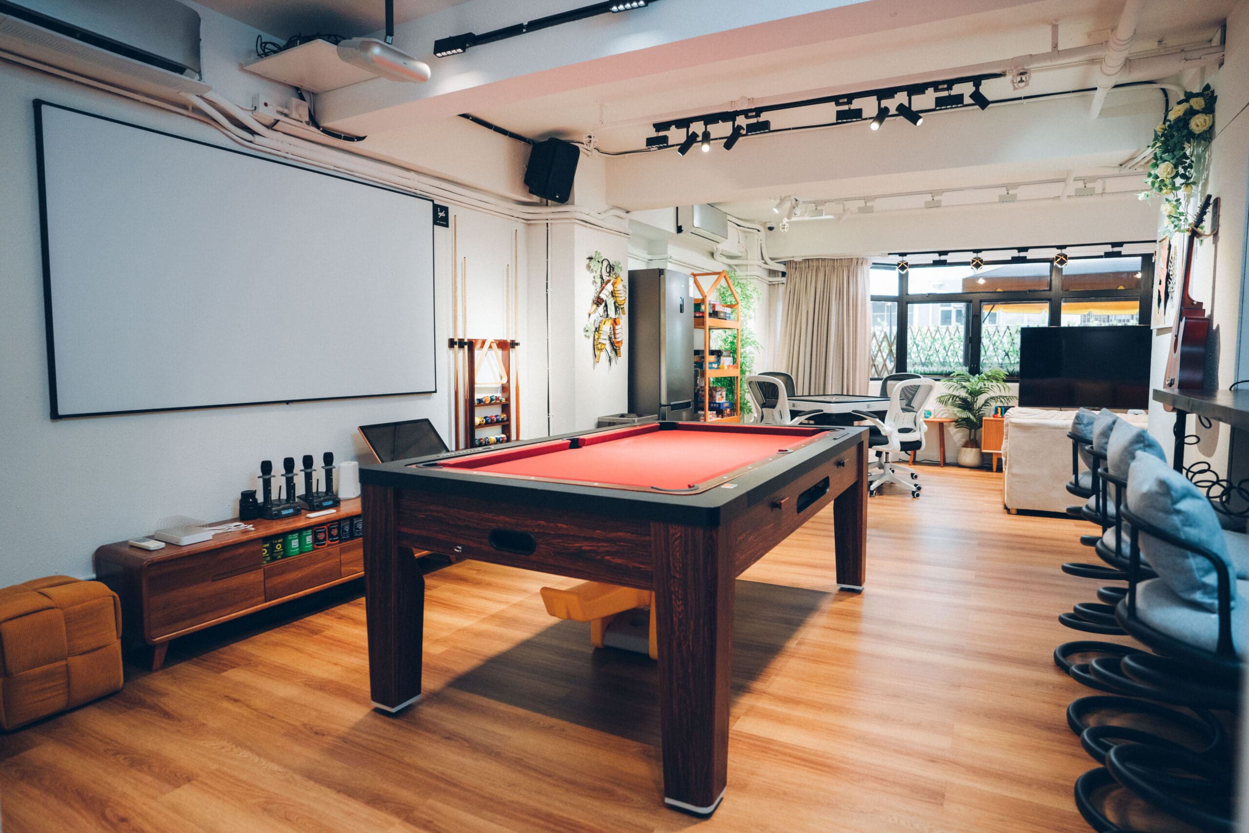 Plantation x gg party room。佐敦商廈全層，夠晒私隱。特大平台可約20人同時BBQ。室內提供豐富休閒設施，亦有多款兒童玩具。尤其適合有小朋友嘅聚會。