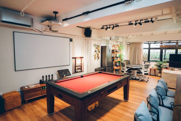 Plantation全場約1400尺，佐敦站A出口步行2-3分鐘即可到。商廈全層，夠晒私隱。Party room可直出平台，特大平台可約20人同時BBQ。室內提供豐富休閒設施，亦有多款兒童玩具如：廚房玩具、彈彈兔、遙遙板、電子琴、波波池及管道遊戲等。尤其適合有小朋友嘅聚會。