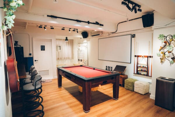 Plantation全場約1400尺，佐敦站A出口步行2-3分鐘即可到。商廈全層，夠晒私隱。Party room可直出平台，特大平台可約20人同時BBQ。室內提供豐富休閒設施，亦有多款兒童玩具如：廚房玩具、彈彈兔、遙遙板、電子琴、波波池及管道遊戲等。尤其適合有小朋友嘅聚會。