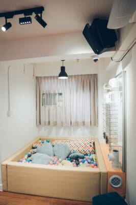 Plantation全場約1400尺，佐敦站A出口步行2-3分鐘即可到。商廈全層，夠晒私隱。Party room可直出平台，特大平台可約20人同時BBQ。室內提供豐富休閒設施，亦有多款兒童玩具如：廚房玩具、彈彈兔、遙遙板、電子琴、波波池及管道遊戲等。尤其適合有小朋友嘅聚會。