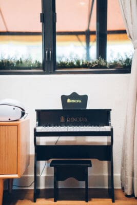 Plantation全場約1400尺，佐敦站A出口步行2-3分鐘即可到。商廈全層，夠晒私隱。Party room可直出平台，特大平台可約20人同時BBQ。室內提供豐富休閒設施，亦有多款兒童玩具如：廚房玩具、彈彈兔、遙遙板、電子琴、波波池及管道遊戲等。尤其適合有小朋友嘅聚會。