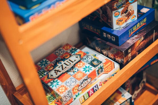 Plantation全場約1400尺，佐敦站A出口步行2-3分鐘即可到。商廈全層，夠晒私隱。Party room可直出平台，特大平台可約20人同時BBQ。室內提供豐富休閒設施，亦有多款兒童玩具如：廚房玩具、彈彈兔、遙遙板、電子琴、波波池及管道遊戲等。尤其適合有小朋友嘅聚會。