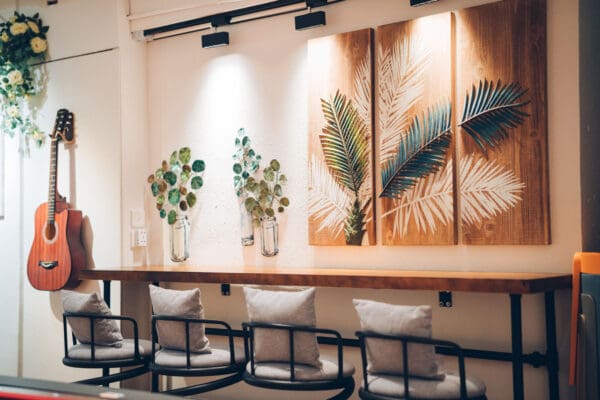 Plantation全場約1400尺，佐敦站A出口步行2-3分鐘即可到。商廈全層，夠晒私隱。Party room可直出平台，特大平台可約20人同時BBQ。室內提供豐富休閒設施，亦有多款兒童玩具如：廚房玩具、彈彈兔、遙遙板、電子琴、波波池及管道遊戲等。尤其適合有小朋友嘅聚會。