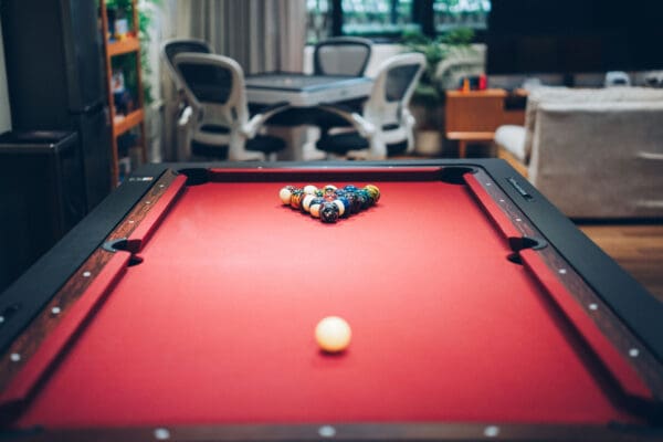 Plantation全場約1400尺，佐敦站A出口步行2-3分鐘即可到。商廈全層，夠晒私隱。Party room可直出平台，特大平台可約20人同時BBQ。室內提供豐富休閒設施，亦有多款兒童玩具如：廚房玩具、彈彈兔、遙遙板、電子琴、波波池及管道遊戲等。尤其適合有小朋友嘅聚會。