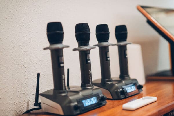 Plantation全場約1400尺，佐敦站A出口步行2-3分鐘即可到。商廈全層，夠晒私隱。Party room可直出平台，特大平台可約20人同時BBQ。室內提供豐富休閒設施，亦有多款兒童玩具如：廚房玩具、彈彈兔、遙遙板、電子琴、波波池及管道遊戲等。尤其適合有小朋友嘅聚會。