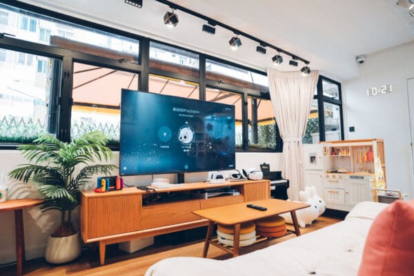 Plantation全場約1400尺，佐敦站A出口步行2-3分鐘即可到。商廈全層，夠晒私隱。Party room可直出平台，特大平台可約20人同時BBQ。室內提供豐富休閒設施，亦有多款兒童玩具如：廚房玩具、彈彈兔、遙遙板、電子琴、波波池及管道遊戲等。尤其適合有小朋友嘅聚會。