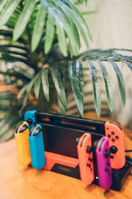 Plantation全場約1400尺，佐敦站A出口步行2-3分鐘即可到。商廈全層，夠晒私隱。Party room可直出平台，特大平台可約20人同時BBQ。室內提供豐富休閒設施，亦有多款兒童玩具如：廚房玩具、彈彈兔、遙遙板、電子琴、波波池及管道遊戲等。尤其適合有小朋友嘅聚會。