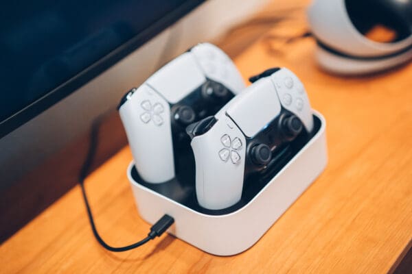 Plantation全場約1400尺，佐敦站A出口步行2-3分鐘即可到。商廈全層，夠晒私隱。Party room可直出平台，特大平台可約20人同時BBQ。室內提供豐富休閒設施，亦有多款兒童玩具如：廚房玩具、彈彈兔、遙遙板、電子琴、波波池及管道遊戲等。尤其適合有小朋友嘅聚會。