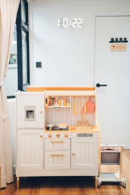 Plantation全場約1400尺，佐敦站A出口步行2-3分鐘即可到。商廈全層，夠晒私隱。Party room可直出平台，特大平台可約20人同時BBQ。室內提供豐富休閒設施，亦有多款兒童玩具如：廚房玩具、彈彈兔、遙遙板、電子琴、波波池及管道遊戲等。尤其適合有小朋友嘅聚會。