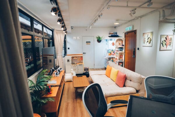 Plantation全場約1400尺，佐敦站A出口步行2-3分鐘即可到。商廈全層，夠晒私隱。Party room可直出平台，特大平台可約20人同時BBQ。室內提供豐富休閒設施，亦有多款兒童玩具如：廚房玩具、彈彈兔、遙遙板、電子琴、波波池及管道遊戲等。尤其適合有小朋友嘅聚會。