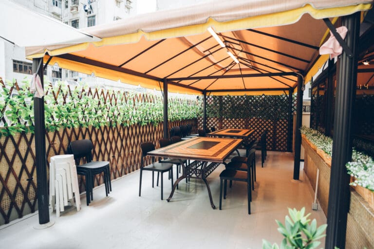 Plantation全場約1400尺，佐敦站A出口步行2-3分鐘即可到。商廈全層，夠晒私隱。Party room可直出平台，特大平台可約20人同時BBQ。室內提供豐富休閒設施，亦有多款兒童玩具如：廚房玩具、彈彈兔、遙遙板、電子琴、波波池及管道遊戲等。尤其適合有小朋友嘅聚會。