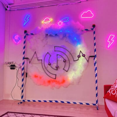 C3 -TW Party Room全場約3000尺，最多可容納約100人。劃分成大廳，兒童區，Game房&Poker房等多個區域。有小朋友最愛嘅大型波波池，滑梯及沙池。成人都有豐富玩樂設施，適合不同需求的聚會。亦有提供廚房，可提供火鍋設備/自行煮食。