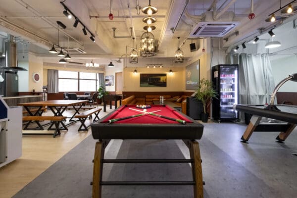 C3 -TW Party Room全場約3000尺，最多可容納約100人。劃分成大廳，兒童區，Game房&Poker房等多個區域。有小朋友最愛嘅大型波波池，滑梯及沙池。成人都有豐富玩樂設施，適合不同需求的聚會。亦有提供廚房，可提供火鍋設備/自行煮食。