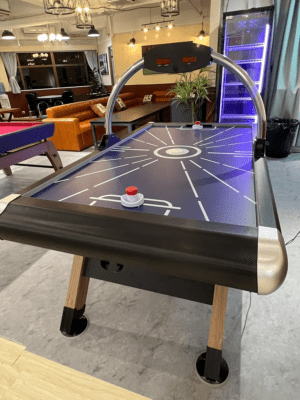 C3 -TW Party Room全場約3000尺，最多可容納約100人。劃分成大廳，兒童區，Game房&Poker房等多個區域。有小朋友最愛嘅大型波波池，滑梯及沙池。成人都有豐富玩樂設施，適合不同需求的聚會。亦有提供廚房，可提供火鍋設備/自行煮食。