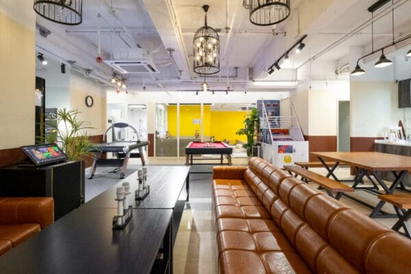 C3 -TW Party Room全場約3000尺，最多可容納約100人。劃分成大廳，兒童區，Game房&Poker房等多個區域。有小朋友最愛嘅大型波波池，滑梯及沙池。成人都有豐富玩樂設施，適合不同需求的聚會。亦有提供廚房，可提供火鍋設備/自行煮食。