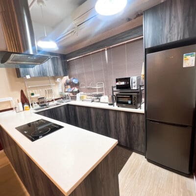 C3 -TW Party Room全場約3000尺，最多可容納約100人。劃分成大廳，兒童區，Game房&Poker房等多個區域。有小朋友最愛嘅大型波波池，滑梯及沙池。成人都有豐富玩樂設施，適合不同需求的聚會。亦有提供廚房，可提供火鍋設備/自行煮食。