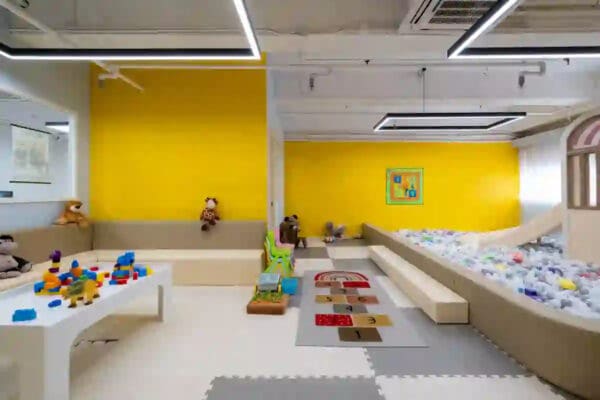 C3 -TW Party Room全場約3000尺，最多可容納約100人。劃分成大廳，兒童區，Game房&Poker房等多個區域。有小朋友最愛嘅大型波波池，滑梯及沙池。成人都有豐富玩樂設施，適合不同需求的聚會。亦有提供廚房，可提供火鍋設備/自行煮食。