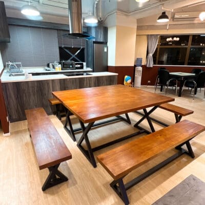 C3 -TW Party Room全場約3000尺，最多可容納約100人。劃分成大廳，兒童區，Game房&Poker房等多個區域。有小朋友最愛嘅大型波波池，滑梯及沙池。成人都有豐富玩樂設施，適合不同需求的聚會。亦有提供廚房，可提供火鍋設備/自行煮食。