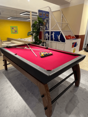 C3 -TW Party Room全場約3000尺，最多可容納約100人。劃分成大廳，兒童區，Game房&Poker房等多個區域。有小朋友最愛嘅大型波波池，滑梯及沙池。成人都有豐富玩樂設施，適合不同需求的聚會。亦有提供廚房，可提供火鍋設備/自行煮食。