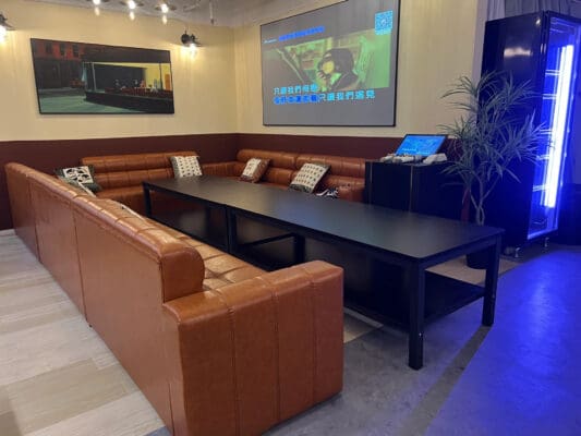 C3 -TW Party Room全場約3000尺，最多可容納約100人。劃分成大廳，兒童區，Game房&Poker房等多個區域。有小朋友最愛嘅大型波波池，滑梯及沙池。成人都有豐富玩樂設施，適合不同需求的聚會。亦有提供廚房，可提供火鍋設備/自行煮食。