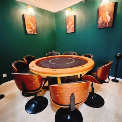 C3 -TW Party Room全場約3000尺，最多可容納約100人。劃分成大廳，兒童區，Game房&Poker房等多個區域。有小朋友最愛嘅大型波波池，滑梯及沙池。成人都有豐富玩樂設施，適合不同需求的聚會。亦有提供廚房，可提供火鍋設備/自行煮食。