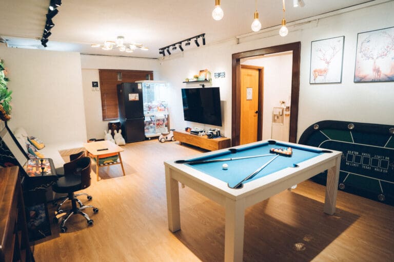 Homey party room 位於西洋菜南街，旺角站E2出口步行2-3分鐘即可到達Party room，約900呎獨立場地，場內設有整潔洗手間。豐富休閒設施：美式桌球Poker桌、75" 4K 電視、90"高清投影、唱K、Switch、PS5、VR、電動麻雀、Board Game，公仔機等。