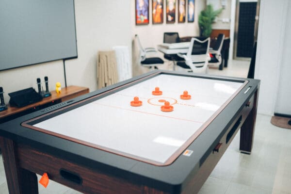 Serene 位於荔枝角，Party room全場約1200尺空間以包場形式租用，獨享場內設施無需同其他人share。場地連接平台非常方便。平台提供1張1.8米特色BBQ桌，特別適合多人BBQ。