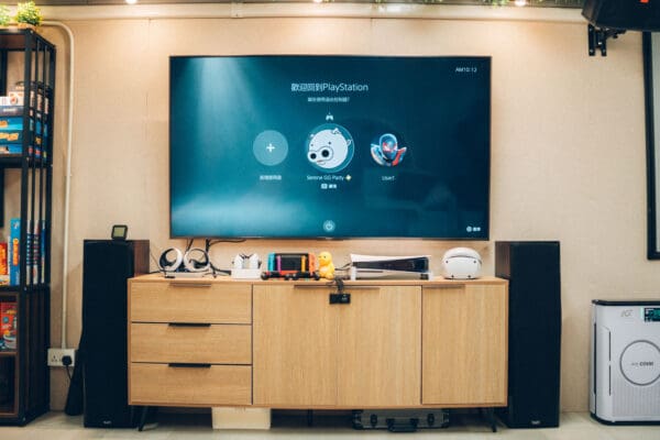 Serene 位於荔枝角，Party room全場約1200尺空間以包場形式租用，獨享場內設施無需同其他人share。場地連接平台非常方便。平台提供1張1.8米特色BBQ桌，特別適合多人BBQ。