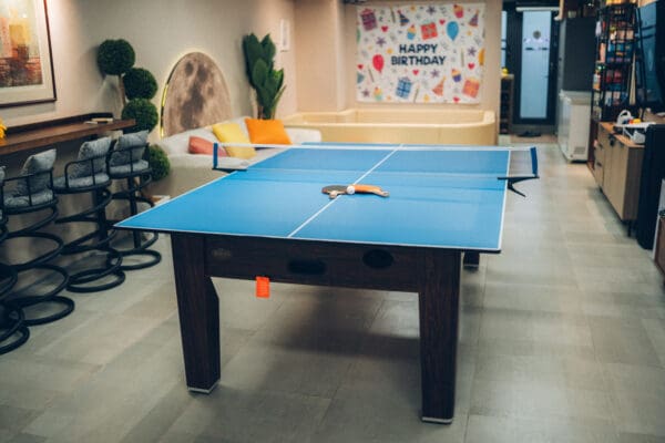 Serene 位於荔枝角，Party room全場約1200尺空間以包場形式租用，獨享場內設施無需同其他人share。場地連接平台非常方便。平台提供1張1.8米特色BBQ桌，特別適合多人BBQ。