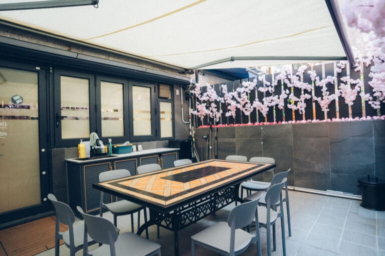 Serene 位於荔枝角，Party room全場約1200尺空間以包場形式租用，獨享場內設施無需同其他人share。場地連接平台非常方便。平台提供1張1.8米特色BBQ桌，特別適合多人BBQ。