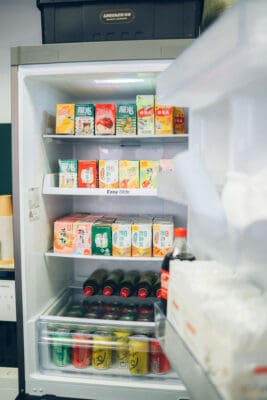 Serene 位於荔枝角，Party room全場約1200尺空間以包場形式租用，獨享場內設施無需同其他人share。場地連接平台非常方便。平台提供1張1.8米特色BBQ桌，特別適合多人BBQ。