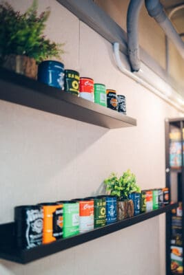 Serene 位於荔枝角，Party room全場約1200尺空間以包場形式租用，獨享場內設施無需同其他人share。場地連接平台非常方便。平台提供1張1.8米特色BBQ桌，特別適合多人BBQ。