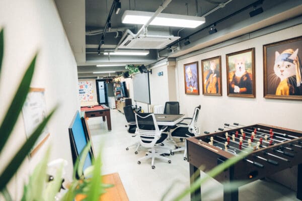 Serene 位於荔枝角，Party room全場約1200尺空間以包場形式租用，獨享場內設施無需同其他人share。場地連接平台非常方便。平台提供1張1.8米特色BBQ桌，特別適合多人BBQ。