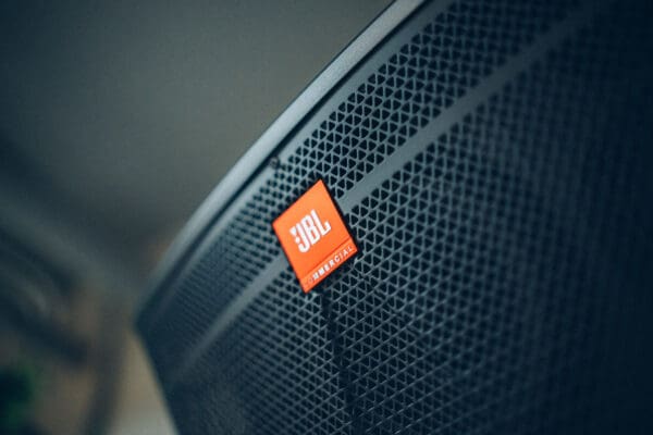 Serene 位於荔枝角，Party room全場約1200尺空間以包場形式租用，獨享場內設施無需同其他人share。場地連接平台非常方便。平台提供1張1.8米特色BBQ桌，特別適合多人BBQ。