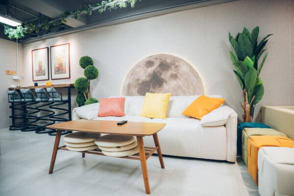 Serene 位於荔枝角，Party room全場約1200尺空間以包場形式租用，獨享場內設施無需同其他人share。場地連接平台非常方便。平台提供1張1.8米特色BBQ桌，特別適合多人BBQ。