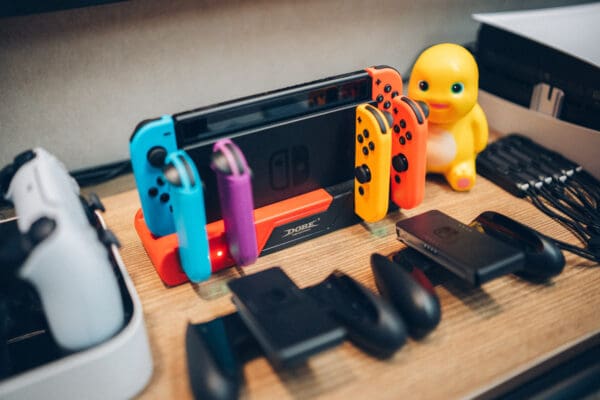 Serene 位於荔枝角，Party room全場約1200尺空間以包場形式租用，獨享場內設施無需同其他人share。場地連接平台非常方便。平台提供1張1.8米特色BBQ桌，特別適合多人BBQ。