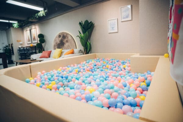 Serene 位於荔枝角，Party room全場約1200尺空間以包場形式租用，獨享場內設施無需同其他人share。場地連接平台非常方便。平台提供1張1.8米特色BBQ桌，特別適合多人BBQ。