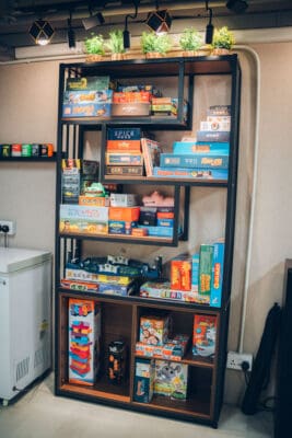 Serene 位於荔枝角，Party room全場約1200尺空間以包場形式租用，獨享場內設施無需同其他人share。場地連接平台非常方便。平台提供1張1.8米特色BBQ桌，特別適合多人BBQ。