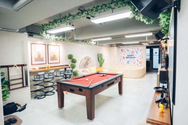 Serene 位於荔枝角，Party room全場約1200尺空間以包場形式租用，獨享場內設施無需同其他人share。場地連接平台非常方便。平台提供1張1.8米特色BBQ桌，特別適合多人BBQ。