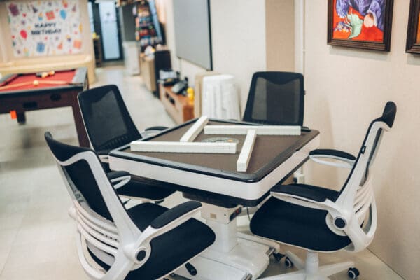 Serene 位於荔枝角，Party room全場約1200尺空間以包場形式租用，獨享場內設施無需同其他人share。場地連接平台非常方便。平台提供1張1.8米特色BBQ桌，特別適合多人BBQ。