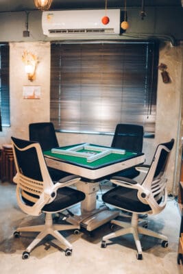 旺角酒吧風格主題，鄰近家樂坊 🍹 Relax 🍹 地區：旺角 面積：約550尺 適合：20人以內 地址：登打士街 (近家樂坊) (旺角或油麻地地鐵站步行3 - 5分鐘) 旺角區市中心商廈，步行1分鐘內就到家樂坊 (停車場) 無論搭車定揸車都好方便 !! 550呎既獨立Party room，只提供包場唔使同人share。 2部 65" 4K Smart TV，高質音響媲美K房， Switch 電子版遊戲約30款，多款Party game。 電動麻雀機更加係唔少得啦，加埋4張舒適電腦椅，真係打多幾圈都仲得。 懷舊街機有幾千款game嘅等住你同朋友玩，重拾一下童年回憶。 仲有海量board games約50款board games，慢慢玩足一日都得。 場內設有獨立洗手間，夠哂方便~ 樓下有多間食肆營業到夜深，亦鄰近Aeon及小型街市，想打邊爐係附近買野都冇問題。