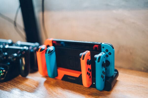 旺角酒吧風格主題，鄰近家樂坊 🍹 Relax 🍹 地區：旺角 面積：約550尺 適合：20人以內 地址：登打士街 (近家樂坊) (旺角或油麻地地鐵站步行3 - 5分鐘) 旺角區市中心商廈，步行1分鐘內就到家樂坊 (停車場) 無論搭車定揸車都好方便 !! 550呎既獨立Party room，只提供包場唔使同人share。 2部 65" 4K Smart TV，高質音響媲美K房， Switch 電子版遊戲約30款，多款Party game。 電動麻雀機更加係唔少得啦，加埋4張舒適電腦椅，真係打多幾圈都仲得。 懷舊街機有幾千款game嘅等住你同朋友玩，重拾一下童年回憶。 仲有海量board games約50款board games，慢慢玩足一日都得。 場內設有獨立洗手間，夠哂方便~ 樓下有多間食肆營業到夜深，亦鄰近Aeon及小型街市，想打邊爐係附近買野都冇問題。