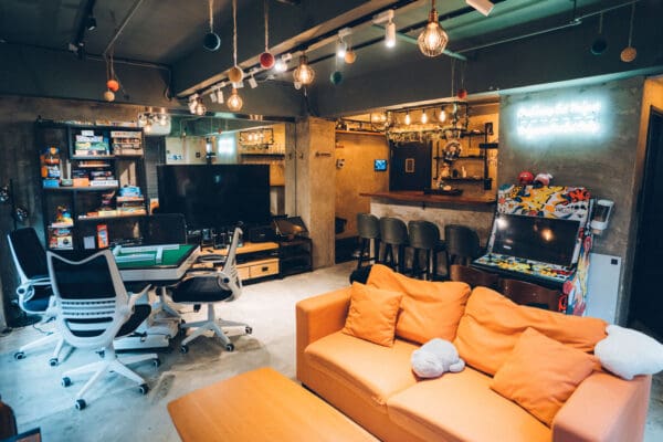 旺角酒吧風格主題，鄰近家樂坊 🍹 Relax 🍹 地區：旺角 面積：約550尺 適合：20人以內 地址：登打士街 (近家樂坊) (旺角或油麻地地鐵站步行3 - 5分鐘) 旺角區市中心商廈，步行1分鐘內就到家樂坊 (停車場) 無論搭車定揸車都好方便 !! 550呎既獨立Party room，只提供包場唔使同人share。 2部 65" 4K Smart TV，高質音響媲美K房， Switch 電子版遊戲約30款，多款Party game。 電動麻雀機更加係唔少得啦，加埋4張舒適電腦椅，真係打多幾圈都仲得。 懷舊街機有幾千款game嘅等住你同朋友玩，重拾一下童年回憶。 仲有海量board games約50款board games，慢慢玩足一日都得。 場內設有獨立洗手間，夠哂方便~ 樓下有多間食肆營業到夜深，亦鄰近Aeon及小型街市，想打邊爐係附近買野都冇問題。