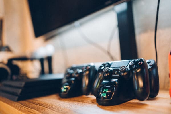 旺角酒吧風格主題，鄰近家樂坊 🍹 Relax 🍹 地區：旺角 面積：約550尺 適合：20人以內 地址：登打士街 (近家樂坊) (旺角或油麻地地鐵站步行3 - 5分鐘) 旺角區市中心商廈，步行1分鐘內就到家樂坊 (停車場) 無論搭車定揸車都好方便 !! 550呎既獨立Party room，只提供包場唔使同人share。 2部 65" 4K Smart TV，高質音響媲美K房， Switch 電子版遊戲約30款，多款Party game。 電動麻雀機更加係唔少得啦，加埋4張舒適電腦椅，真係打多幾圈都仲得。 懷舊街機有幾千款game嘅等住你同朋友玩，重拾一下童年回憶。 仲有海量board games約50款board games，慢慢玩足一日都得。 場內設有獨立洗手間，夠哂方便~ 樓下有多間食肆營業到夜深，亦鄰近Aeon及小型街市，想打邊爐係附近買野都冇問題。