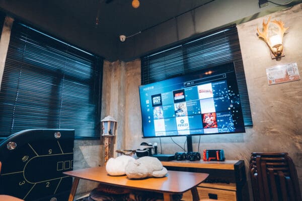 旺角酒吧風格主題，鄰近家樂坊 🍹 Relax 🍹 地區：旺角 面積：約550尺 適合：20人以內 地址：登打士街 (近家樂坊) (旺角或油麻地地鐵站步行3 - 5分鐘) 旺角區市中心商廈，步行1分鐘內就到家樂坊 (停車場) 無論搭車定揸車都好方便 !! 550呎既獨立Party room，只提供包場唔使同人share。 2部 65" 4K Smart TV，高質音響媲美K房， Switch 電子版遊戲約30款，多款Party game。 電動麻雀機更加係唔少得啦，加埋4張舒適電腦椅，真係打多幾圈都仲得。 懷舊街機有幾千款game嘅等住你同朋友玩，重拾一下童年回憶。 仲有海量board games約50款board games，慢慢玩足一日都得。 場內設有獨立洗手間，夠哂方便~ 樓下有多間食肆營業到夜深，亦鄰近Aeon及小型街市，想打邊爐係附近買野都冇問題。