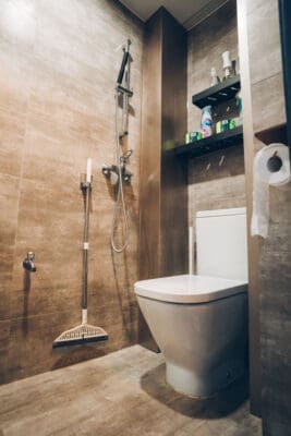 旺角酒吧風格主題，鄰近家樂坊 🍹 Relax 🍹 地區：旺角 面積：約550尺 適合：20人以內 地址：登打士街 (近家樂坊) (旺角或油麻地地鐵站步行3 - 5分鐘) 旺角區市中心商廈，步行1分鐘內就到家樂坊 (停車場) 無論搭車定揸車都好方便 !! 550呎既獨立Party room，只提供包場唔使同人share。 2部 65" 4K Smart TV，高質音響媲美K房， Switch 電子版遊戲約30款，多款Party game。 電動麻雀機更加係唔少得啦，加埋4張舒適電腦椅，真係打多幾圈都仲得。 懷舊街機有幾千款game嘅等住你同朋友玩，重拾一下童年回憶。 仲有海量board games約50款board games，慢慢玩足一日都得。 場內設有獨立洗手間，夠哂方便~ 樓下有多間食肆營業到夜深，亦鄰近Aeon及小型街市，想打邊爐係附近買野都冇問題。