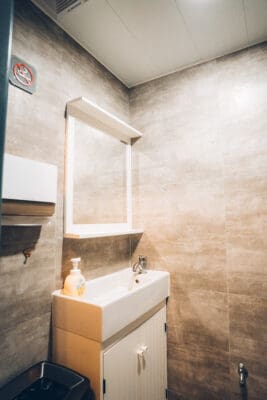 旺角酒吧風格主題，鄰近家樂坊 🍹 Relax 🍹 地區：旺角 面積：約550尺 適合：20人以內 地址：登打士街 (近家樂坊) (旺角或油麻地地鐵站步行3 - 5分鐘) 旺角區市中心商廈，步行1分鐘內就到家樂坊 (停車場) 無論搭車定揸車都好方便 !! 550呎既獨立Party room，只提供包場唔使同人share。 2部 65" 4K Smart TV，高質音響媲美K房， Switch 電子版遊戲約30款，多款Party game。 電動麻雀機更加係唔少得啦，加埋4張舒適電腦椅，真係打多幾圈都仲得。 懷舊街機有幾千款game嘅等住你同朋友玩，重拾一下童年回憶。 仲有海量board games約50款board games，慢慢玩足一日都得。 場內設有獨立洗手間，夠哂方便~ 樓下有多間食肆營業到夜深，亦鄰近Aeon及小型街市，想打邊爐係附近買野都冇問題。