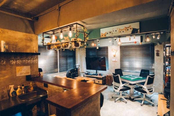 旺角酒吧風格主題，鄰近家樂坊 🍹 Relax 🍹 地區：旺角 面積：約550尺 適合：20人以內 地址：登打士街 (近家樂坊) (旺角或油麻地地鐵站步行3 - 5分鐘) 旺角區市中心商廈，步行1分鐘內就到家樂坊 (停車場) 無論搭車定揸車都好方便 !! 550呎既獨立Party room，只提供包場唔使同人share。 2部 65" 4K Smart TV，高質音響媲美K房， Switch 電子版遊戲約30款，多款Party game。 電動麻雀機更加係唔少得啦，加埋4張舒適電腦椅，真係打多幾圈都仲得。 懷舊街機有幾千款game嘅等住你同朋友玩，重拾一下童年回憶。 仲有海量board games約50款board games，慢慢玩足一日都得。 場內設有獨立洗手間，夠哂方便~ 樓下有多間食肆營業到夜深，亦鄰近Aeon及小型街市，想打邊爐係附近買野都冇問題。