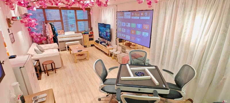 商廈簡約日系親子場地，鄰近旺角市中心 🌸Flowery🌸 地區：旺角 面積：約750尺 適合：30人以內 地址：旺角(近登打士街) (旺角或油麻地地鐵站步行3-5分鐘) 旺角區750呎的獨立商廈Party room，專為親子及小朋友的派對設計，提供包場租用，無需與他人共享場地。 兒童區鋪設了安全的兒童地墊，並配備多款嬰兒和幼兒玩具。空間內有3.5米的波波池和大型滑梯，讓小朋友盡情放電。